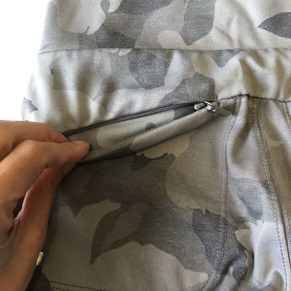 Athleta Essex Camo Hybrid Leggings Cobblestone Gray Zippered Pockets Size XS - Picture 11 of 14